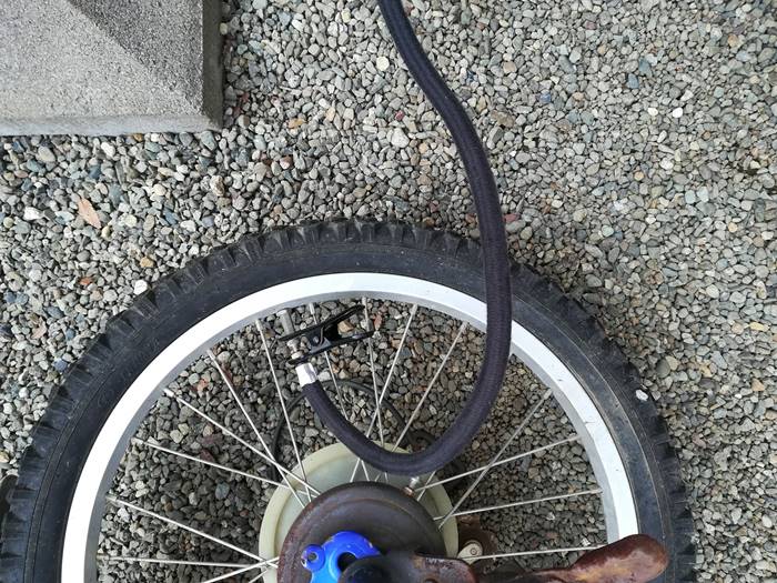 自転車のタイヤに空気を入れている写真