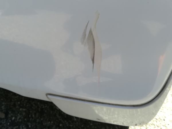 擦り傷が付いてしまった自動車のバンパーの写真