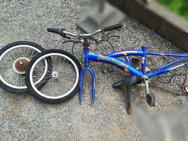 スパナなどの工具だけで外せるところを外した自転車の写真