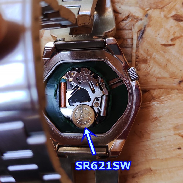 腕時計の裏蓋を開けてSR621SWが見えている写真