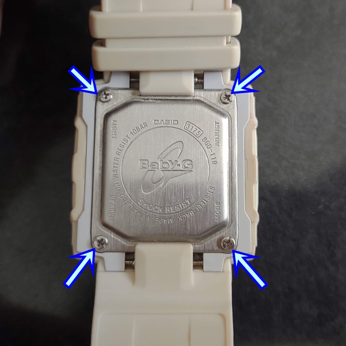 電池交換する腕時計の裏側の写真　外すネジの場所がわかる